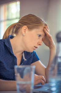 Frau mit Imposter Syndrom